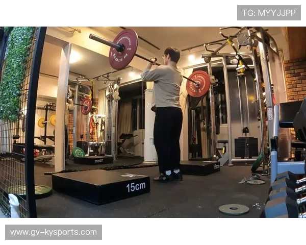 举重训练营创新训练与康复协同方案缩短恢复周期，举重训练有多苦